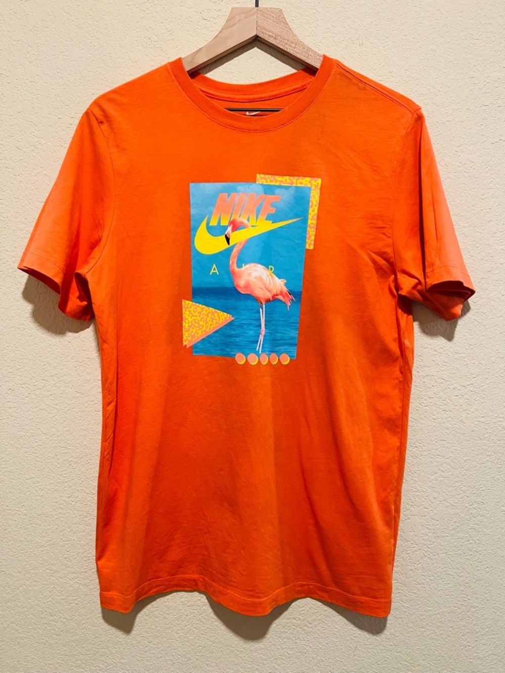 NIKE Mens Beach Flamingo Graphic Tee Medium